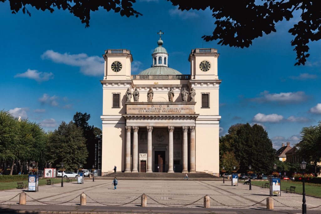 10.00 Záró szentmise: Székesegyház, Konstantin tér